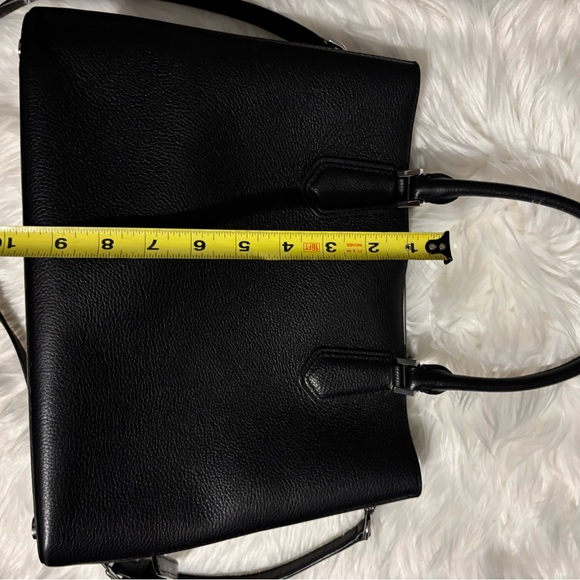 Michael Kors Elegant Black Shoulder Bag in Saffiano Leather - Picture 3 of 7